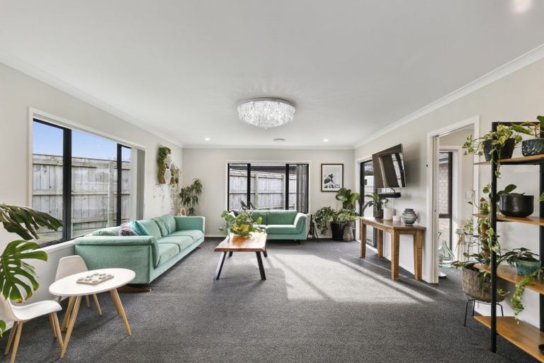 Photo of property in 32 Mervyn Kemp Drive, Tawa, Wellington, 5028