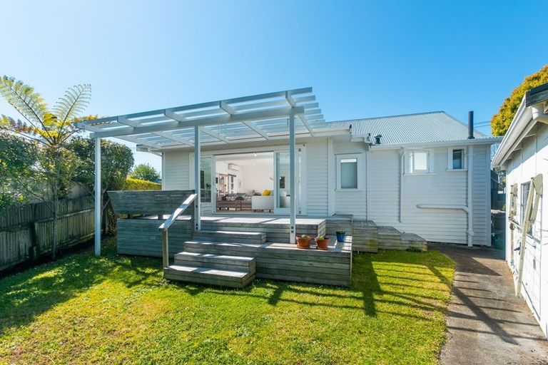 Photo of property in 10 Pasadena Avenue, Point Chevalier, Auckland, 1022