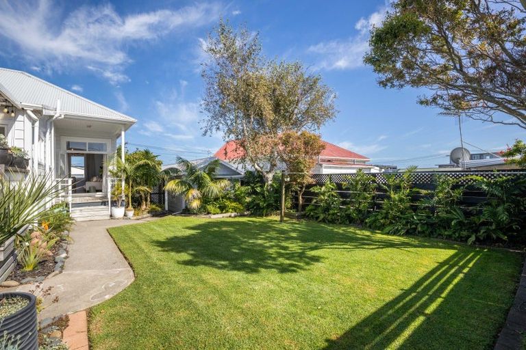 Photo of property in 17 Kowhai Street, Strandon, New Plymouth, 4312