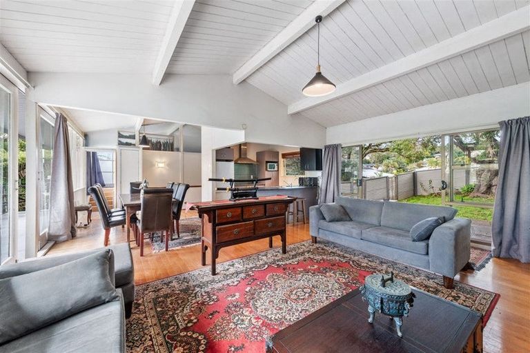 Photo of property in 16 De Val Drive, Titirangi, Auckland, 0604