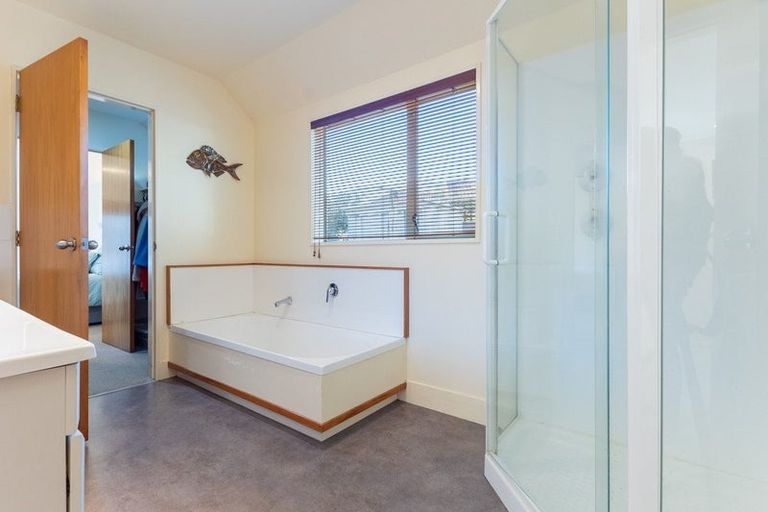 Photo of property in 8 Rewarewa Crescent, Waikanae, 5036