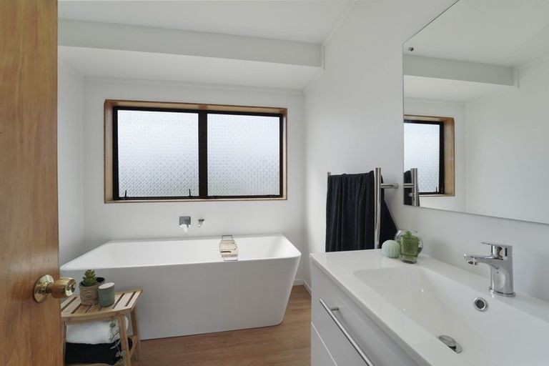 Photo of property in 5 Chilton Drive, Paraparaumu, 5032