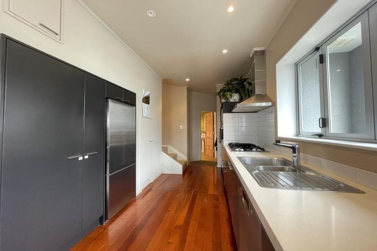 Photo of property in 60 Waiohua Road, Greenlane, Auckland, 1061