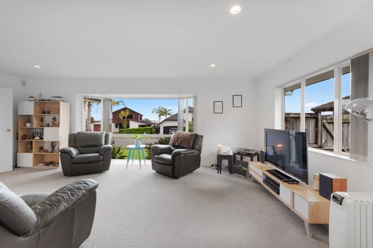 Photo of property in 16 Fernloche Place, Flat Bush, Auckland, 2016