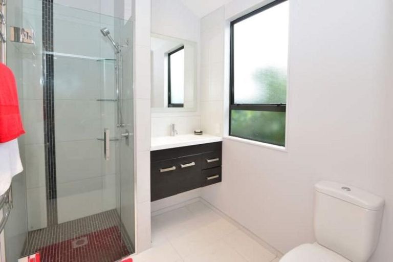 Photo of property in 9 Rosetti Rise, West Harbour, Auckland, 0618