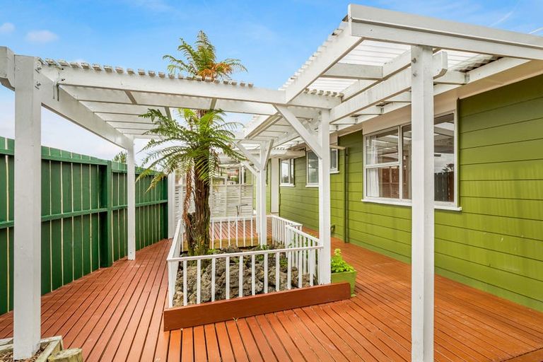 Photo of property in 27 Temuri Place, Glendene, Auckland, 0602