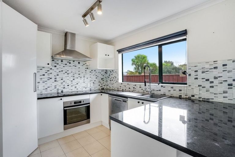 Photo of property in 17 Glenveagh Park Drive, Weymouth, Auckland, 2103