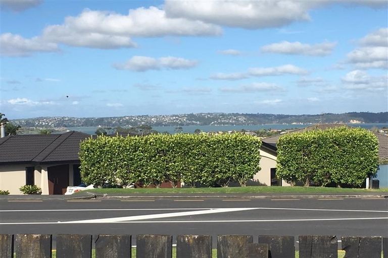 Photo of property in 1/47 Luckens Road, West Harbour, Auckland, 0618