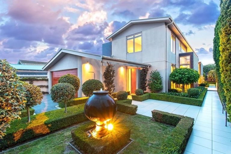 Photo of property in 8 Saint Andrews Square, Strowan, Christchurch, 8052