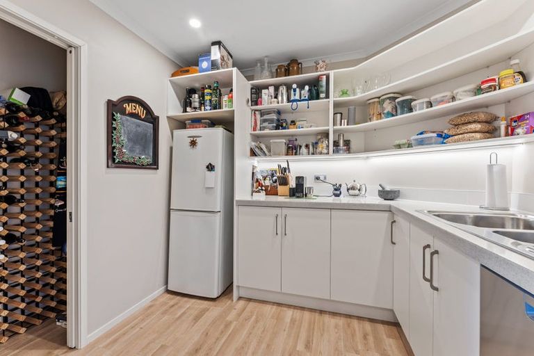 Photo of property in 21 Laguna Place, Matakatia, Whangaparaoa, 0930