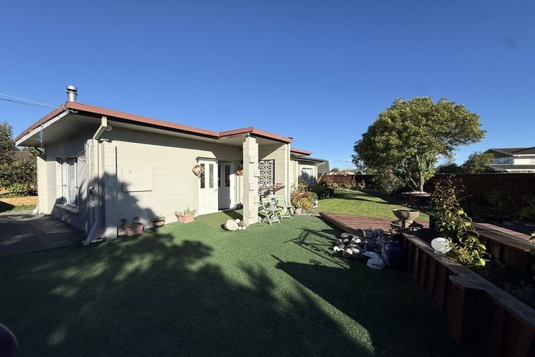 Photo of property in 1 Luxton Place, Rangiora, 7400