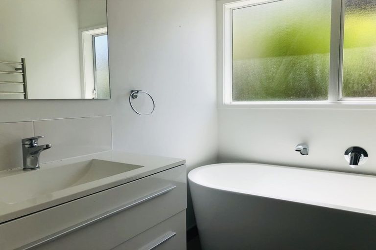 Photo of property in 1/14 Gillan Place, Bayview, Auckland, 0629
