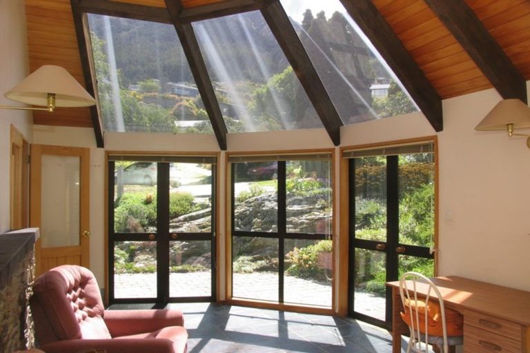 Photo of property in 6 Thorn Crescent, Fernhill, Queenstown, 9300