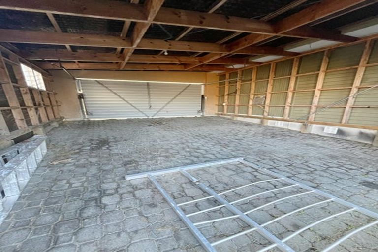 Photo of property in 242 Sturges Road, Henderson, Auckland, 0612