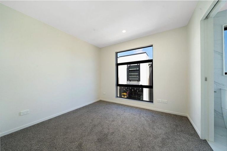 Photo of property in 2/16 Hewlett Road, Massey, Auckland, 0614