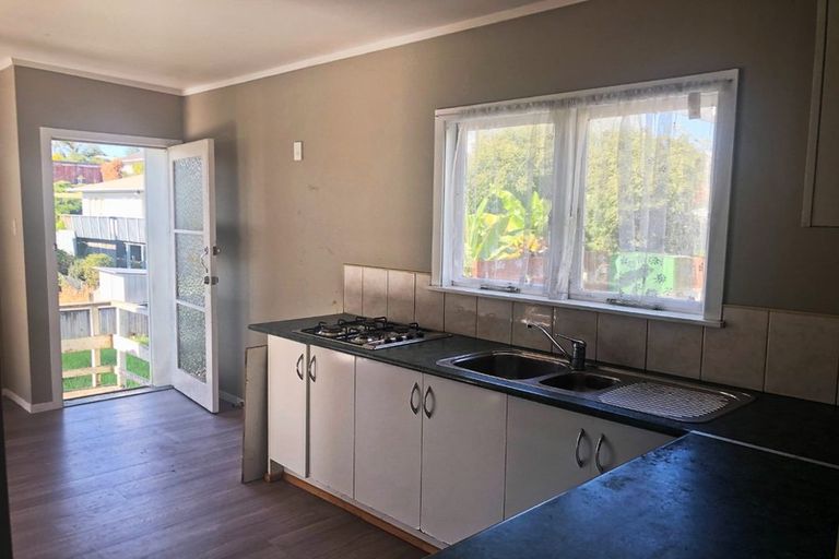 Photo of property in 17 Tomo Street, New Lynn, Auckland, 0600