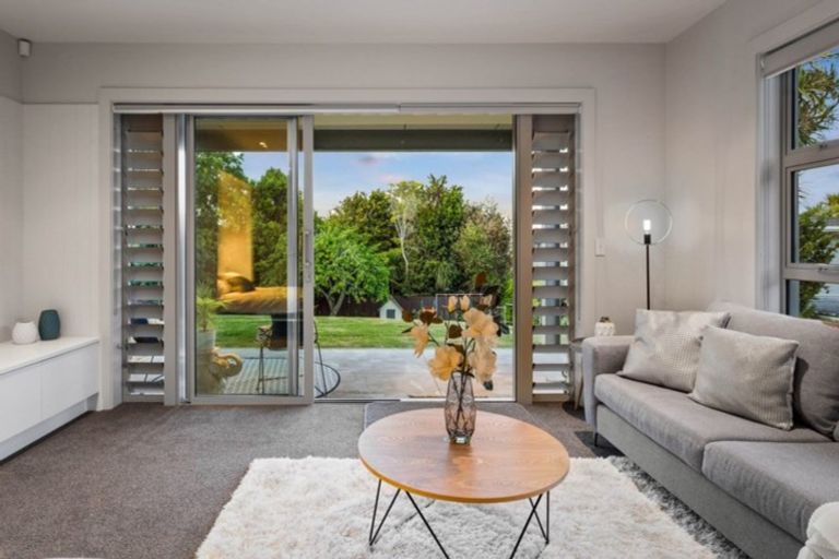 Photo of property in 8 Garadice Road, Rothesay Bay, Auckland, 0630