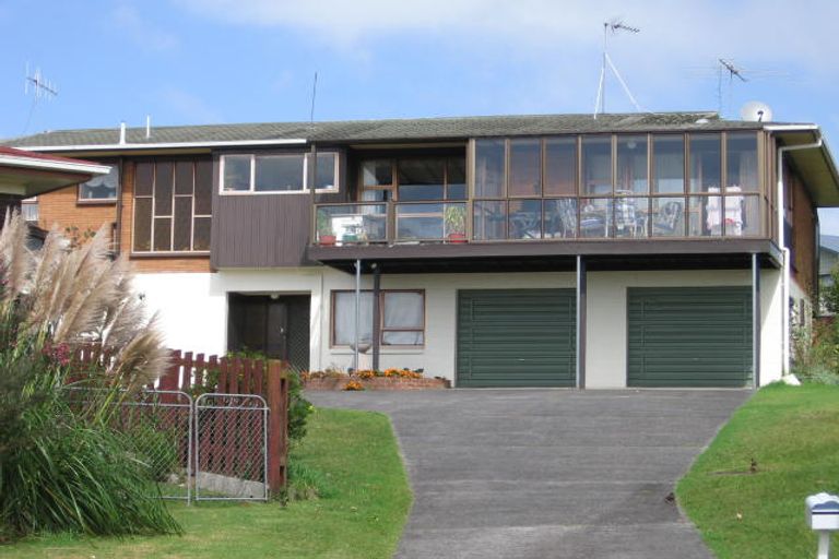 Photo of property in 11 Ian Place, Glendene, Auckland, 0602