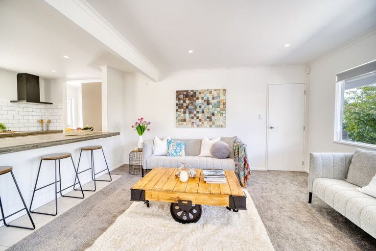 Photo of property in 15 Weka Close, Red Beach, 0932