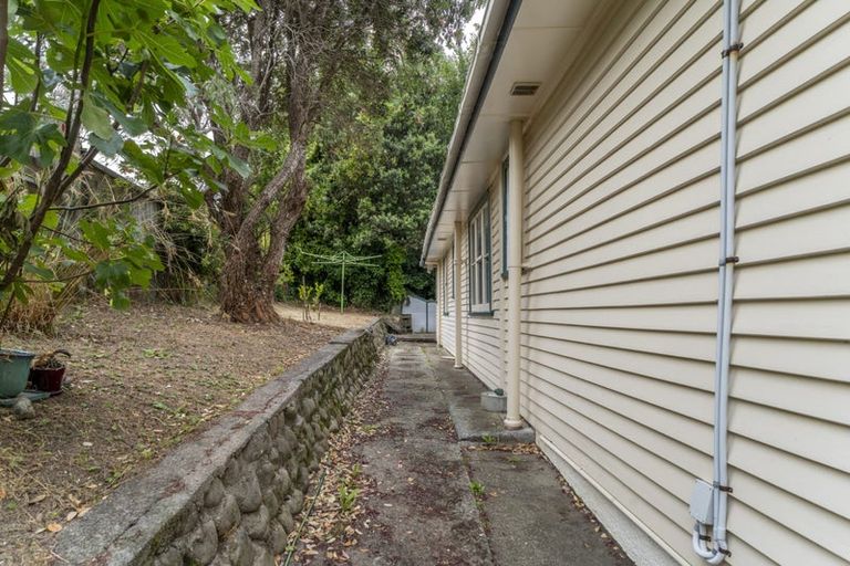 Photo of property in 3 Woodstock Terrace, Tawa, Wellington, 5028