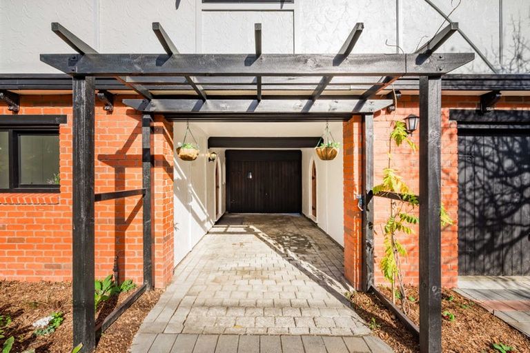 Photo of property in 10 Kakariki Grove, Waikanae, 5036