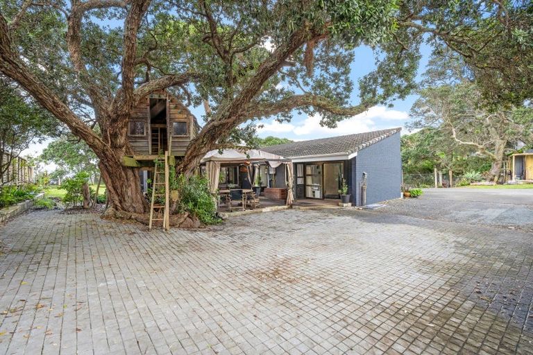 Photo of property in 881a Whangaparaoa Road, Manly, 0930
