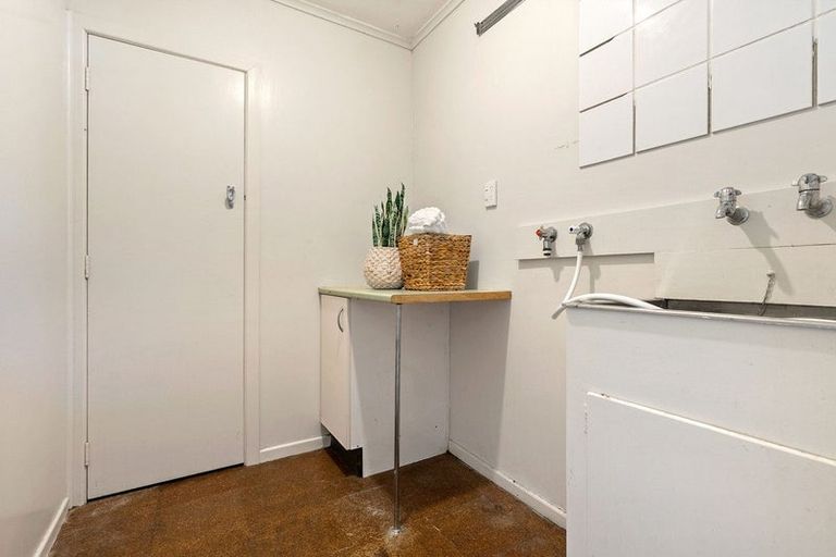 Photo of property in 6 Link Road, Newlands, Wellington, 6037