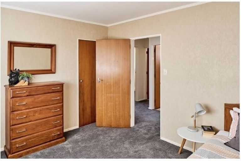 Photo of property in 5 Ruskin Road, Newlands, Wellington, 6037