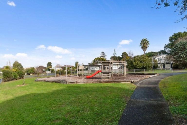 Photo of property in 2 Buisson Glade, West Harbour, Auckland, 0618