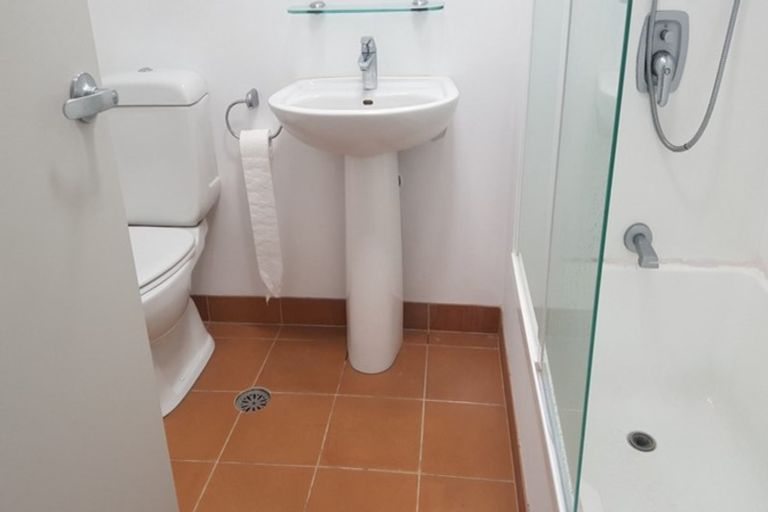 Photo of property in 1/546 Glenfield Road, Glenfield, Auckland, 0629