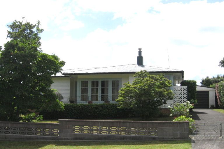 Photo of property in 43 Paragon Avenue, Beach Haven, Auckland, 0626