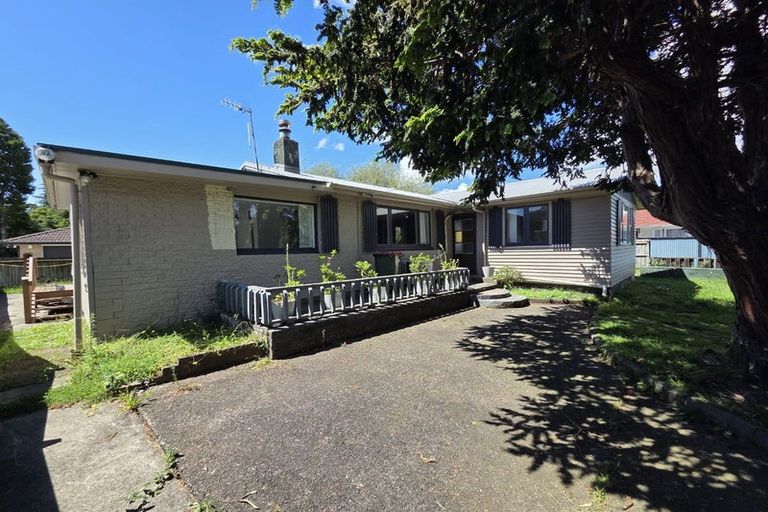 Photo of property in 14 Sutton Crescent, Papakura, 2110