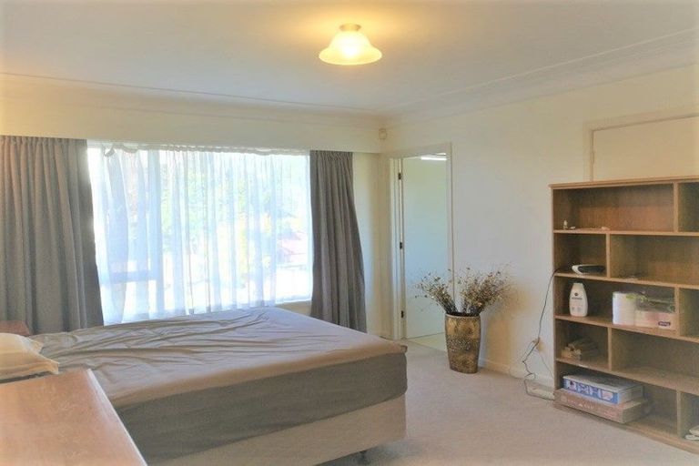 Photo of property in 1/1 Cheval Drive, Totara Vale, Auckland, 0629
