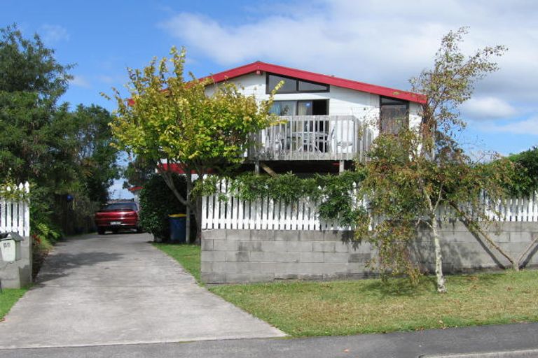 Photo of property in 14 Darlington Place, Glendene, Auckland, 0602