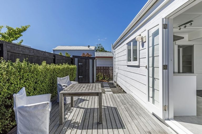 Photo of property in 5a Roslyn Terrace, Stanley Point, Auckland, 0624