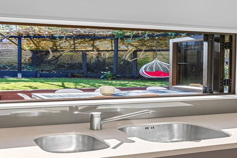 Photo of property in 17 Noumea Place, Mairangi Bay, Auckland, 0630