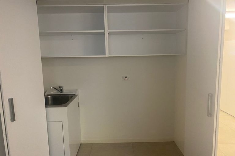 Photo of property in 23 Elsted Place, Goodwood Heights, Auckland, 2105