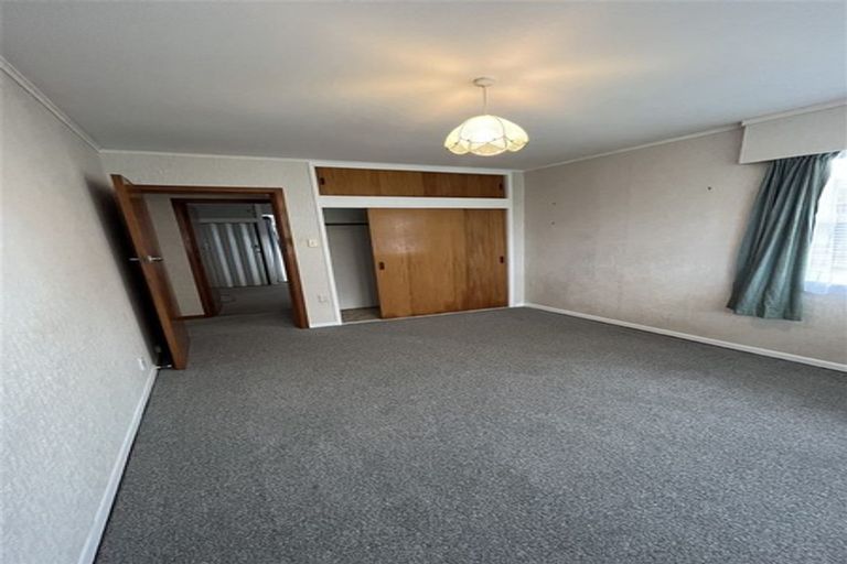 Photo of property in 1 Rewarewa Road, Te Atatu Peninsula, Auckland, 0610