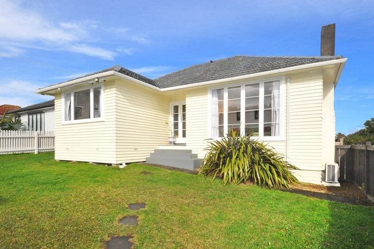 Photo of property in 10 Netherlands Avenue, Kelston, Auckland, 0602
