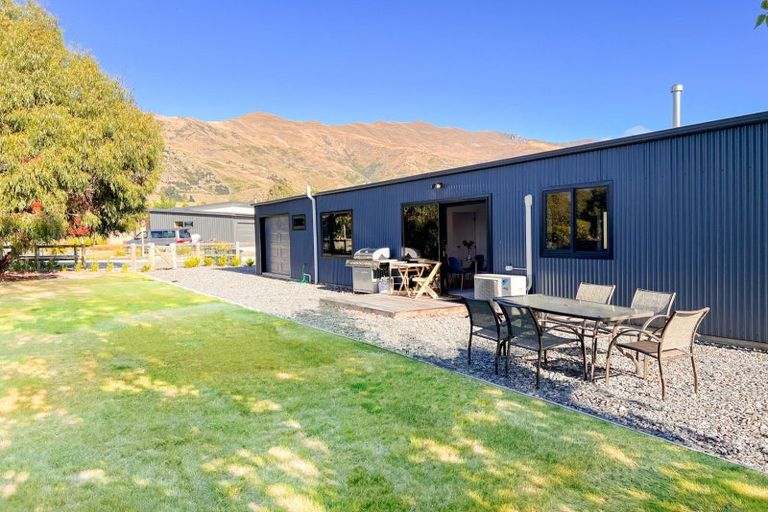 Photo of property in 2 Cleland Close, Wanaka, 9382