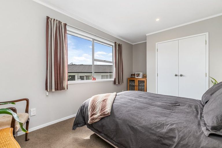 Photo of property in 18 Temuri Place, Glendene, Auckland, 0602