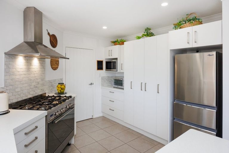 Photo of property in 18 Medallion Court, Kelvin Grove, Palmerston North, 4414