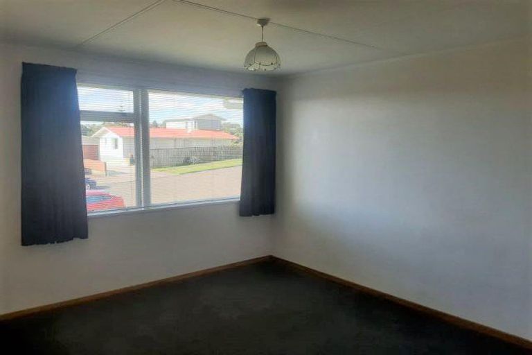 Photo of property in 105 Riversdale Drive, Merrilands, New Plymouth, 4312
