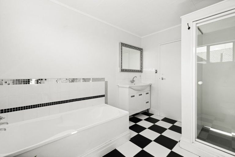 Photo of property in 42 Busby Hill, Havelock North, 4130