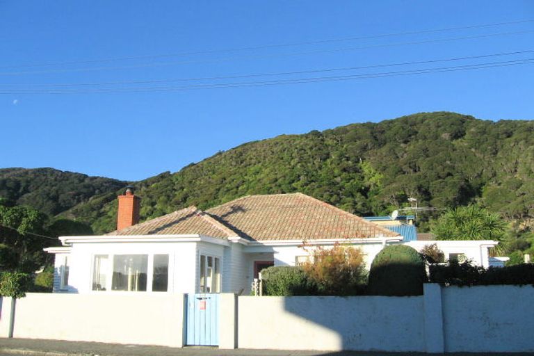 Photo of property in 1 Pukatea Street, Eastbourne, Lower Hutt, 5013