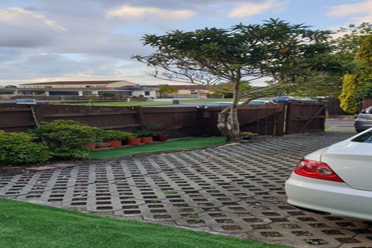 Photo of property in 2/66 Aviemore Drive, Highland Park, Auckland, 2010