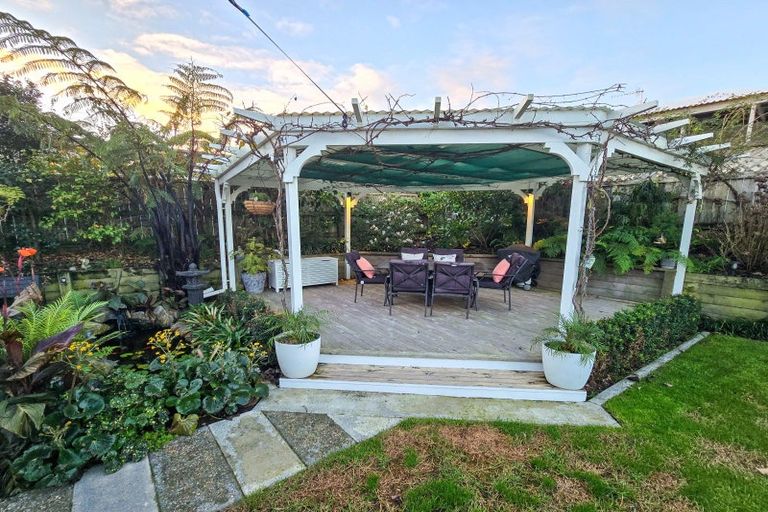 Photo of property in 25 Waitemata Drive, One Tree Point, 0118