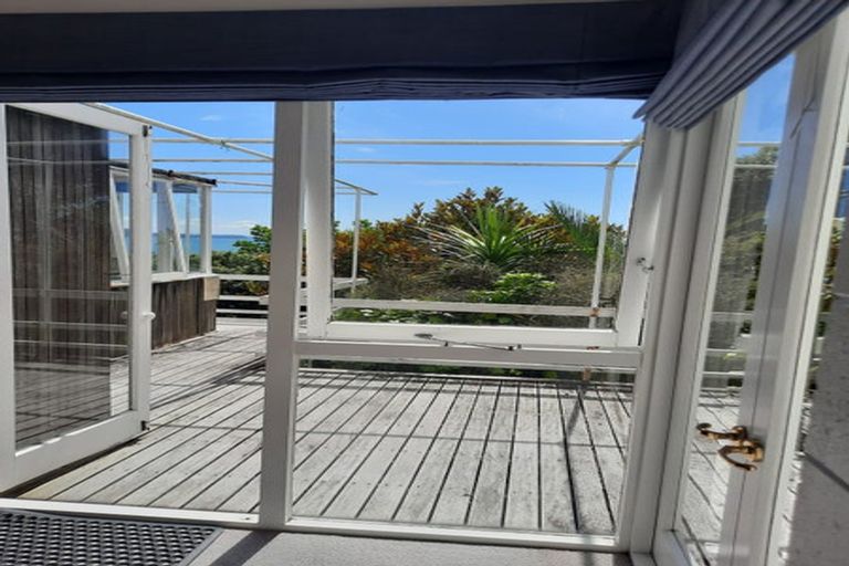 Photo of property in 28 Chelverton Terrace, Red Beach, 0932