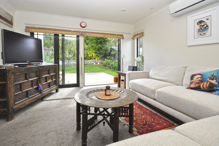 Photo of property in 2/710 East Coast Road, Milford, Auckland, 0620