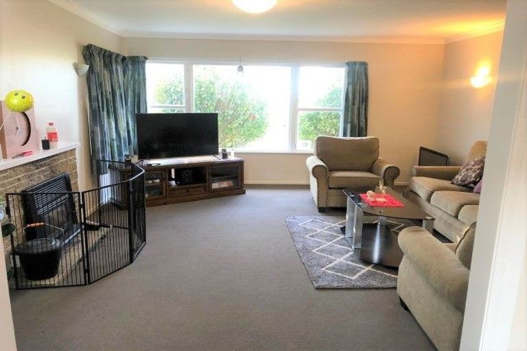 Photo of property in 27 Bellringer Crescent, Newlands, Wellington, 6037
